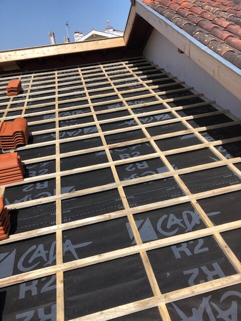 Rénovation Toiture : Installation de Lattis et Sous-Toiture Lattis en bois installés sur une membrane d'étanchéité CADA R2 pour la rénovation d'une toiture en tuiles.