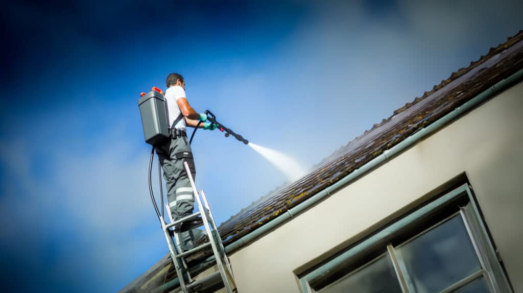 Démoussage de toit, entretient toiture, nettoyage toiture